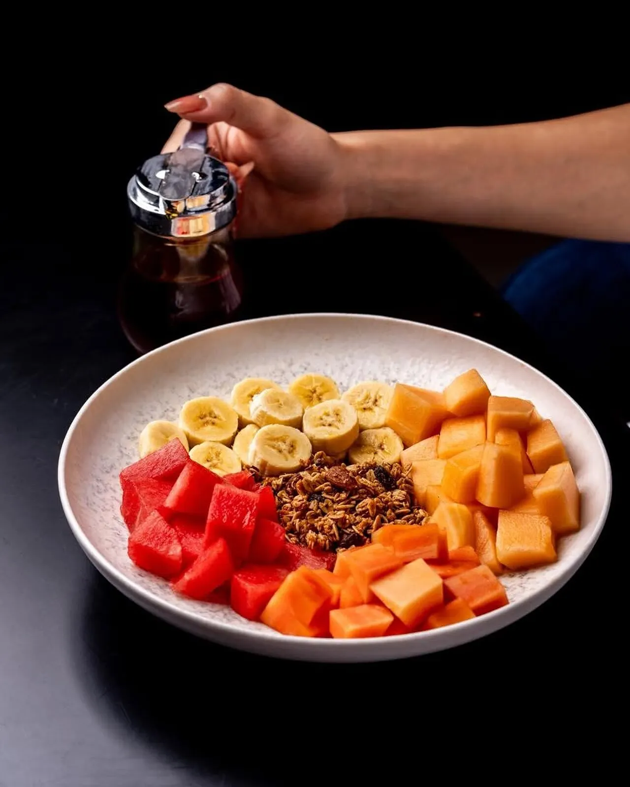 Bowl de frutas con sandía, melón, banano y granola