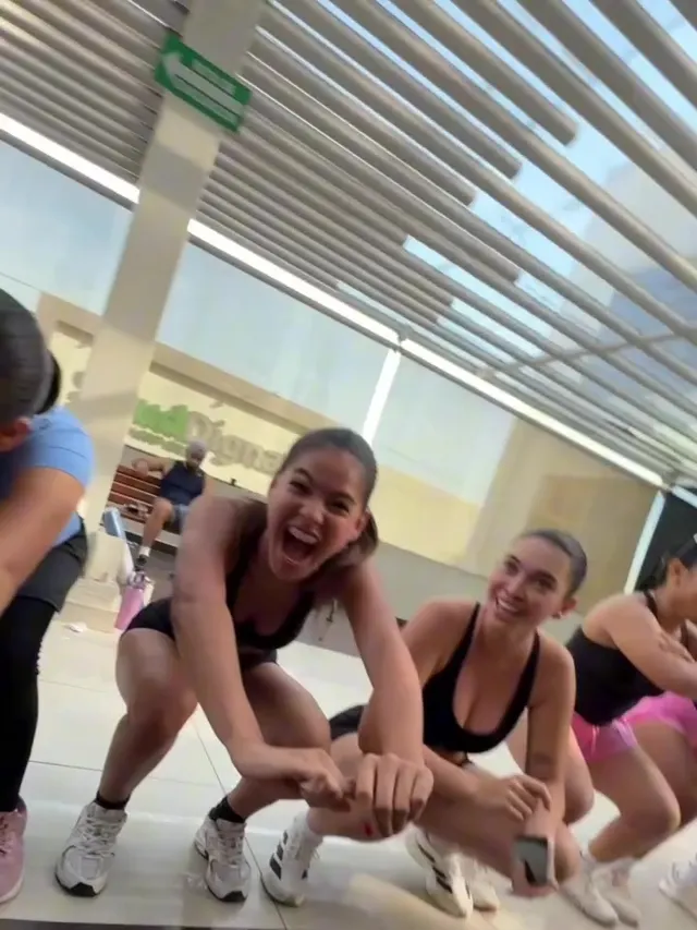 Corredoras riendo juntas después de la carrera