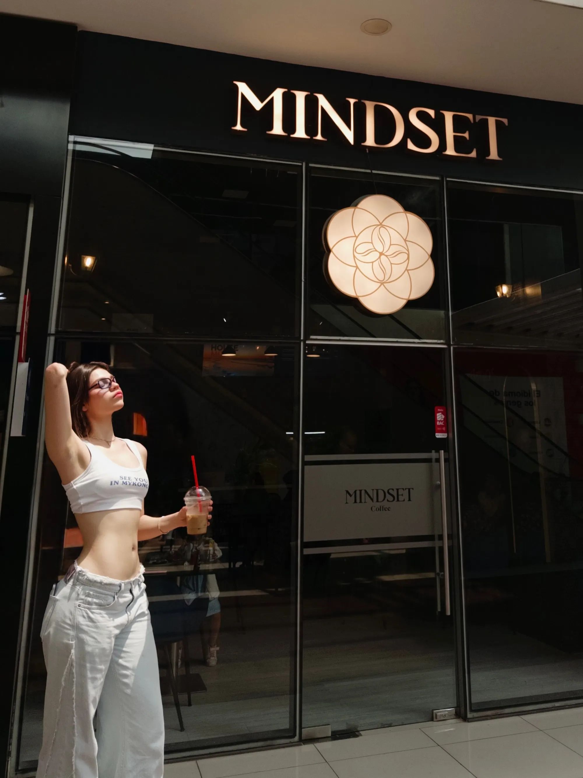 Entrada de Mindset en Plaza Centroamérica, con el rótulo y la flor iluminada